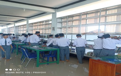 Kegiatan santri di Perpustakaan